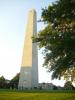 Bunker Hill Monument: dieser 64,3 m hohe Granit-Obelisk (zu dessen Spitze 294 Stufen führen)
ist das (1825–43) erbaute Bunker Hill Monument in Charlestown (Boston)
zu Ehren der Schlacht von Bunker Hill (am 17. Juni 1775)
(zum Größenvergleich für alle mit besonders guten Augen:
auf diesem Bild sitzt Mama (Katy) mit Viktor auf der Bank direkt davor)