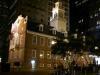 Old State House nachts: Mama (Katy) und Viktor vor dem nächtlichen Old State House,
dem älteste noch stehende öffentliche Gebäude in Boston
(okay, ich geb's zu, Mama und Viktor sind nur schwer zu erkennen)