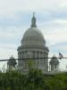 Rhode Island State House: im Vorbeifahren sehen wir das Rhode Island State House in Providence
oder zumindest dessen Kuppel (gekrönt von einer Statue in 85 m höhe),
die immerhin die drittgrößte freitragende Marmorkuppel der Welt ist
(nach dem Petersdom im Vatikan und dem Taj Mahal in Indien)