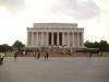 Lincoln Memorial: das 1922 fertiggestellte Lincoln Memorial in Washington, D.C.
ist ein Denkmal zu Ehren Abraham Lincolns, dem 16. Präsidenten der USA
(wenn man ganz genau hinschaut, sieht man ihn zwischen den mittleren beiden Säulen)