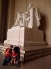 Lincoln Statue: Papa (Eno), Viktor (im Wagen) und ich (im Tuch vor Papas Brust)
vor der 5,80 m hohen Statue des sitzenden Lincoln
im Lincoln Memorial von Washington, D.C.