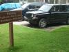 Geierwarnung: unser Jeep auf dem Parkplatz vor dem Royal Palm Visitor Center
im Everglades National Park und neben einem Schild,
welches uns vor Beschädigungen durch Geier warnt