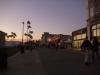 Ocean Front Walk: im Licht der untergehenden Sonne erhaschen wir noch einen Blick auf die Strandpromenade,
den kurz Boardwalk genannten Ocean Front Walk am Venice Beach von Los Angeles