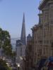 Transamerica Pyramid: ein typischer Straßenzug mit den hübschen viktorianischen Holzhäuser (rechts)
und der Transamerica Pyramid im Hintergrund als ein Wahrzeichen San Franciscos
(zur Fertigstellung 1972 mit 260 m das höchste Gebäude der Stadt)