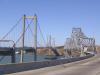 Carquinez-Brücke: wir verlassen die  Bay Area Richtung Sacramento über die 1056m langen Carquinez-Brücke,
die aus einer Auslegerbrücke und einer parallelen Hängebrücke besteht