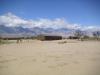 Manzanar: wir halten am ehemaligen Manzanar War Relocation Center,
einem Internierungslager auf der Ostseite der Sierra Nevada,
wo in der Mojave-Wüste während des 2. Weltkrieges
als Sicherheitsrisiko betrachtete japanischstämmiger Amerikaner interniert waren