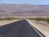 Panamint Valley: obwohl wir schon im Death Valley National Park sind,
müssen wir noch das bis zu 16 km breite Panamint Valley (hier direkt vor uns) durchqueren
bevor wir über den Towne Pass in das eigentliche Tal des Todes kommen