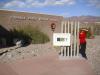 Furnace Creek Visitor Center: Mama (Katy) am Furnace Creek Visitor Center im Death Valley National Park
direkt neben einem Thermometer, welches 90°F (32°C) anzeigt