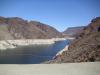 Lake Mead: vom Hoover Dam aus blicken wir auf den Lake Mead,
der den Colorado River im Black Canyon auf einer Länge von ca. 170 km anstaut
und wegen seiner Größe und der Funktionen als wichtigster Stausee der USA gilt