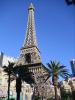 Paris: wir sind immer noch auf dem Las Vegas Strip,
stehen aber plötzlich vor dem Eiffelturm,
(jedoch "nur" im Maßstab 1:2 zum Original in Frankreich)
dem Wahrzeichen des Casino/Hotels Paris