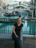 Venetian Resort: Mama (Katy) sitzt hier vor einem (künstlichen) Kanal
mit Gondel, Gondoliere und dem Nachbau der Rialtobrücke,
die alle zum Casino/Hotel Venetian am Las Vegas Strip gehören