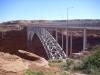 Glen-Canyon-Brücke: auf dem Weg von Page (Arizona) zur Glen Canyon National Recreation Area am Lake Powell
überqueren wir die 387,4 m lange Glen-Canyon-Brücke direkt neben dem Glen Canyon Dam,
die bei ihrer Eröffnung 1959 mit einer Höhe von 213 m die zweithöchste Brücke der Welt war