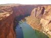 Glen Canyon: der Blick von der Glen-Canyon-Brücke direkt hinter dem Glen Canyon Dam
auf den Colorado River, der sich 213 m unter uns durch den Glen Canyon frisst