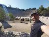 wir im Theater von Epidauros: wir besichtigen das für seine erstklassige Akustik berühmte,  riesige Theater von Epidauros aus dem Jahre 340 v. Ch.