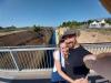 wir vor dem Kanal von Korinth: Mama (Katy) und Papa (Eno) auf einer Brücke über dem Kanal von Korinth 