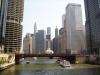 Dearborn Street Bridge: der Chicago River zwischen den Wolkenkratzern von Chicago