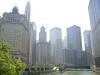 Chicago River: beim Blick auf den von Hochhäusern gesäumten Chicago River
erkennt man (bei genauem Hinsehen) die unterirdisch verlaufenden Fahrbahnen
(in zwei Etagen mit Öffnungen zum Fluss unten in der linken Bildhälfte)