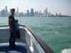 Navy Pier: Papa (Eno) mit Viktor auf dem Lake Michigan an der Reling unseres Bootes
vor der Skyline Chicagos und dem Navy Pier (rechts)