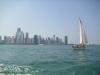 Segelboot: ein Segelboot im Hafen und vor der Skyline Chicagos