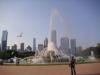 Buckingham Fountain: Papa (Eno) und Viktor vor der fast 50 m hohe Fontäne des Buckingham-Brunnens
mit der Skyline von Chicago im Hintergrund (und also Bonus im Bild: ein einheimischer Vogel)