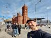 wir vor dem Pierhead Bulding: in der Cardiff Bay vor dem Pierhead Bulding
(links hinten ist das Wales Millenium Centre,
rechts hinten das National Welsh Assembly)