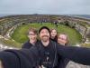 wir im Grianan of Aileach: auf der Festungsmauer des Rundforts Grianan of Aileach