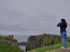 Katy knipst Dunseverick Castle: Mama (Katy) fotografiert die Ruinen vom Dunseverick Castle