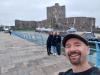 wir am Carrickfergus Castle: vor dem Castle in Carrickfergus