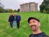 wir vor dem Castle Ward: vor dem Castle Ward am Stangford Lough