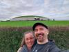 wir vor Newgrange: Mama und Papa (Katy&Eno) vor dem Newgrange Ganggrab,
das älteste Sonnenobservatorium der Welt