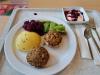 Mittagessen : Gefüllte Champions mit Polenta, Rothkohl, Kaiserschoten 
Bayrische Creme mit Beeren