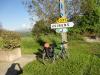 Schild mit Fahrrad : Kurze Rast mit Schild zur Orientierung 