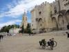 Avignon : Unsere Räder vor dem Papstballast in Avignon 