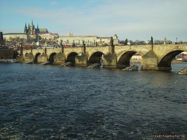 die Karlsbrücke über die Moldau in Prag